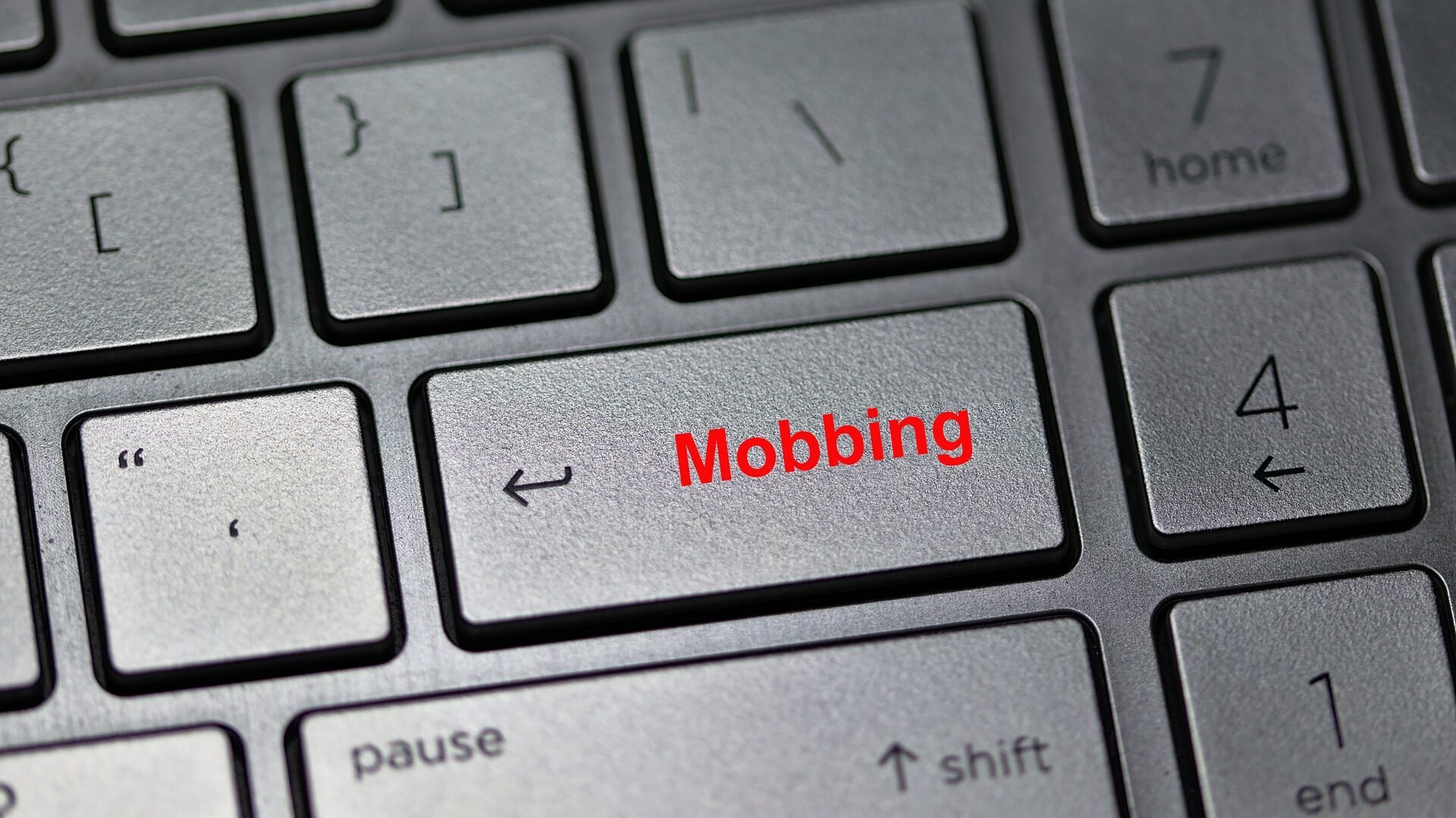 Cybermobbing - Digitale Gewalt verstehen und bekämpfen 2 Bots machen Mobbing so einfach wie nie.